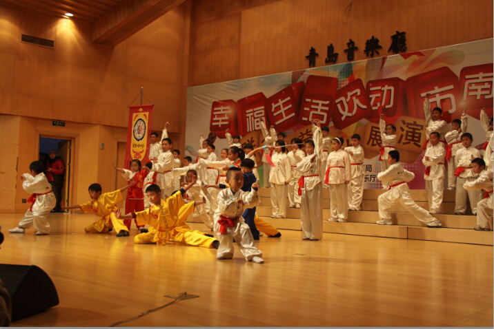武馆学员在青岛市音乐厅参加群众艺术展演
